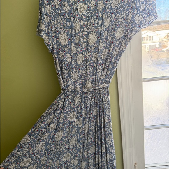 ❤️Blue White Floral Wrap Dress with cute reddish pink polkadots - Picture 2 of 3